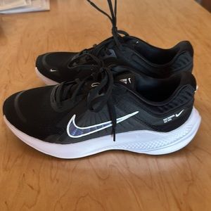 Quest Nike women’s shoes 7.5 new